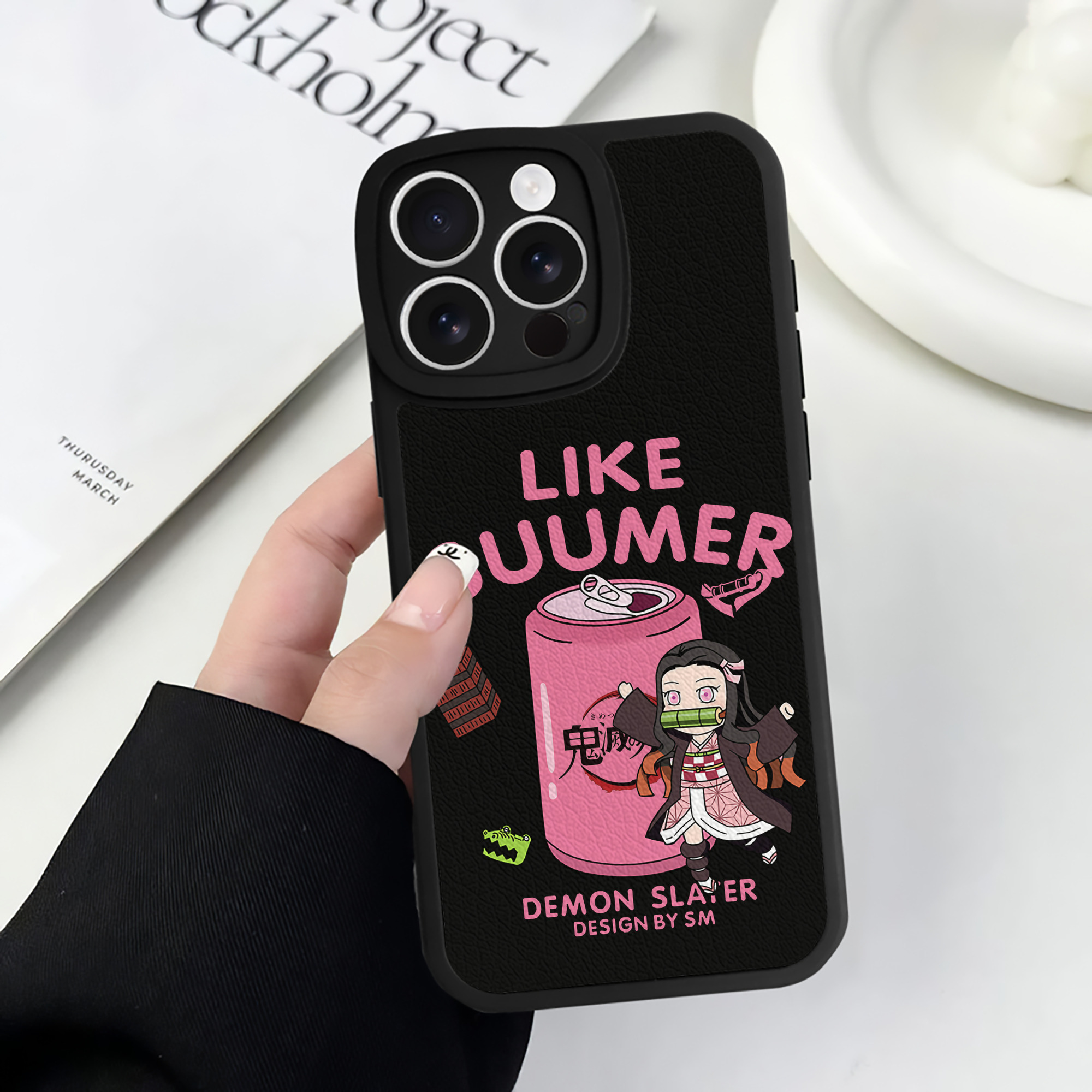 （画像用） 鬼滅の刃（きめつのやいば）竈門 禰󠄀豆子／かまど ねずこ Kamado Nezuko 【iPhone 16シリーズ対応】シリコンスマホケース（レザー調） 材質：シリコン
